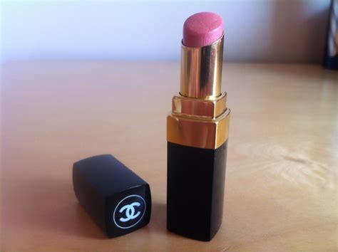 Review: Chanel Rouge Coco Shine in Evasion 